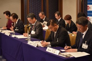 （前列右から）蟹瀬委員長（情報委員会）、村田専務理事、清野会長、村上副会長、青柳副会長