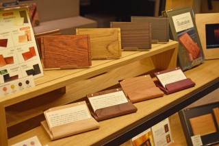 名古屋初出店の木製デザイン雑貨｢Hacoa DIRECT STORE｣。写真は人気のカードケース