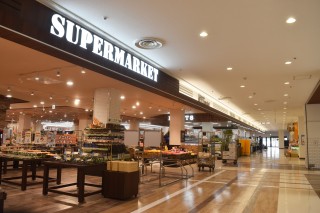 スーパーマーケット「マンダイ」(1階)。加古川初出店。