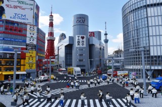 日本の景色や街並みを約1,000万個のLEGO®ブロックで再現した「ミニランド」。写真は渋谷スクランブル交差点。