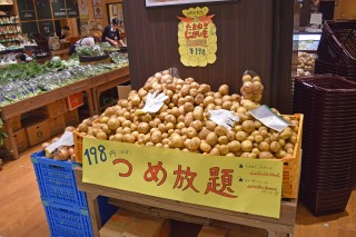 産直の新鮮な野菜や果物が並ぶ｢わくわく広場｣（1階）