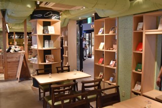 コミュニティライブラリーとピッツァカフェがコラボした「PIZZA FORNO CAFEまちライブラリー」